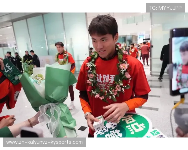 U23国足抵达北京受热捧机场球迷欢呼彰显青春力量